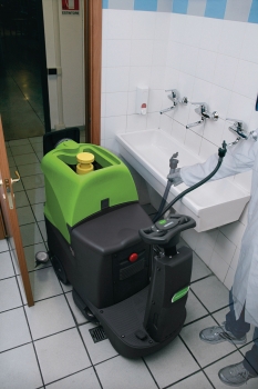 Aufsitzscheuersaugmaschine ASSM 560 mit automatischem Antrieb und Scheibenbürste